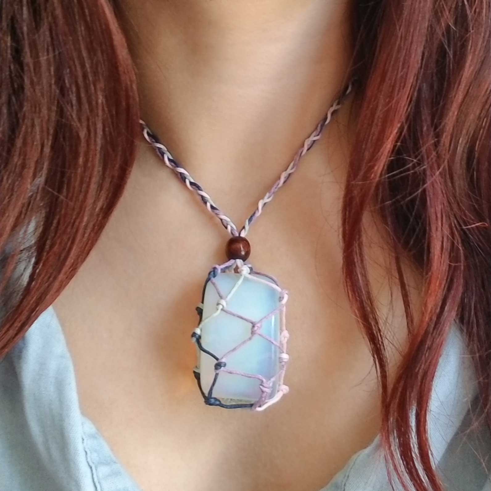 Opal med fargerik justerbart macrame anheng