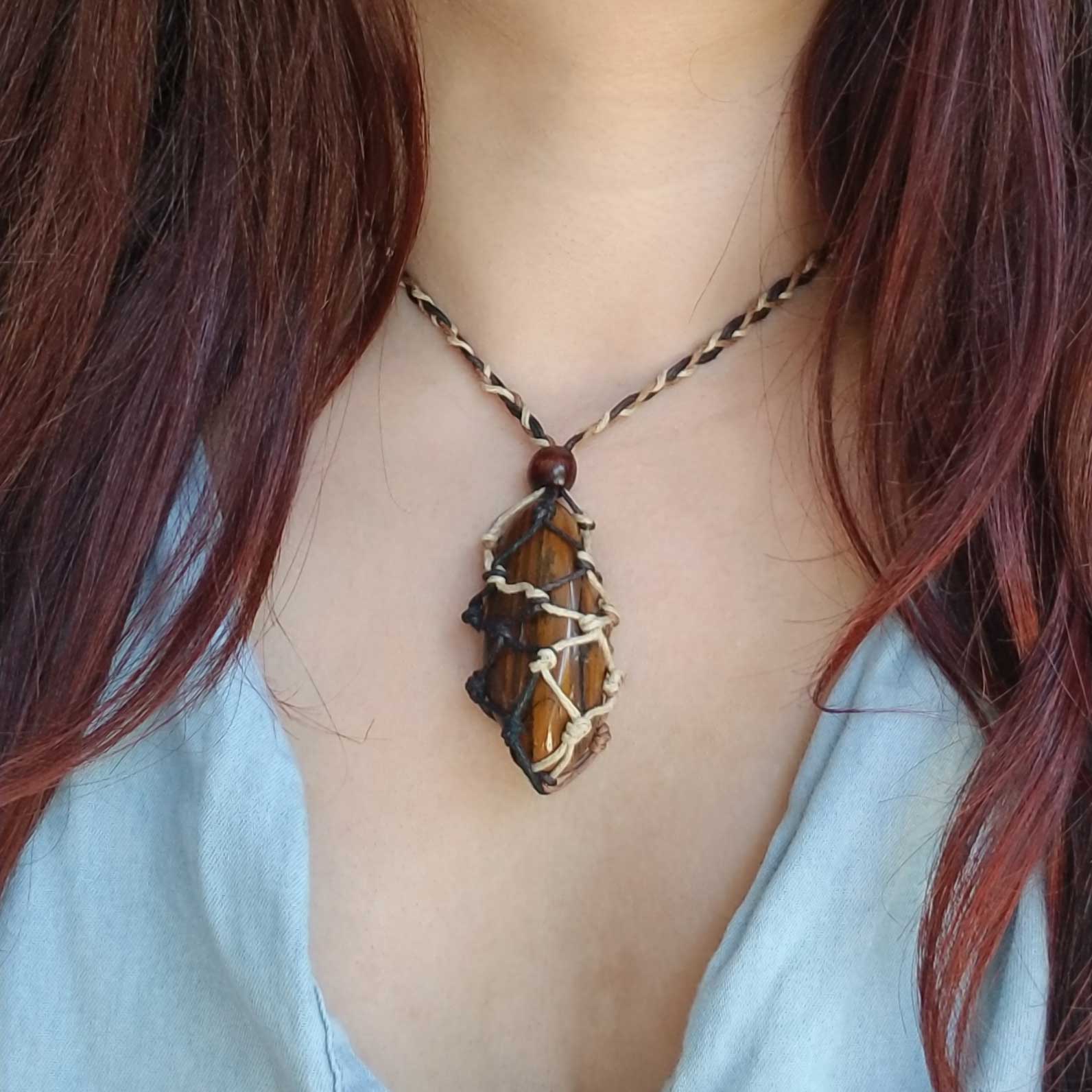 Tigerøye med fargerik justerbart macrame anheng