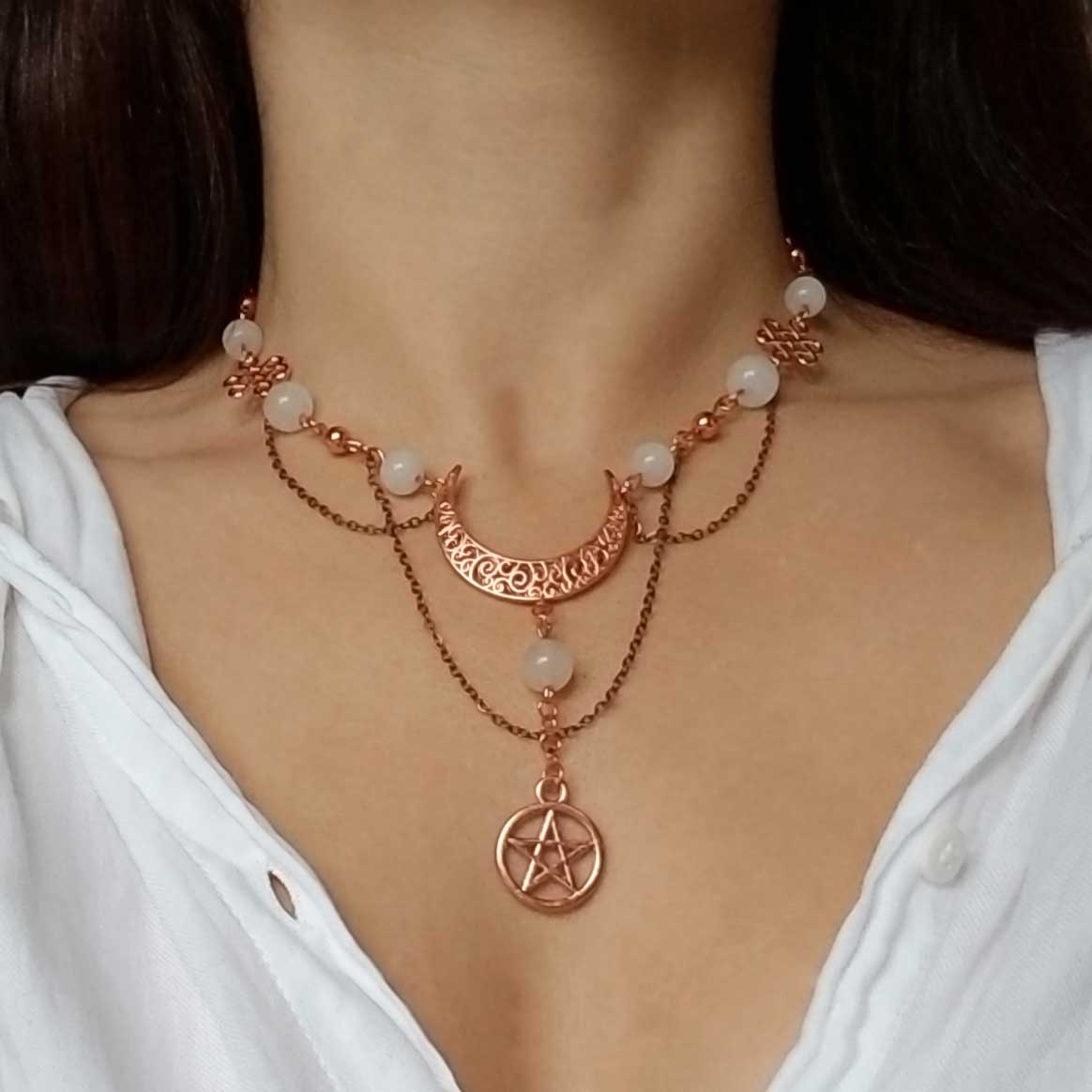 Damer rosegold wiccan måne og pentagram anheng med naturlig rosenkvarts